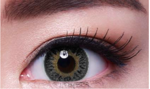 Ojo con lente de contacto FreshKon Colors Fusion, efecto 'big-eye', color verde, sin graduación.