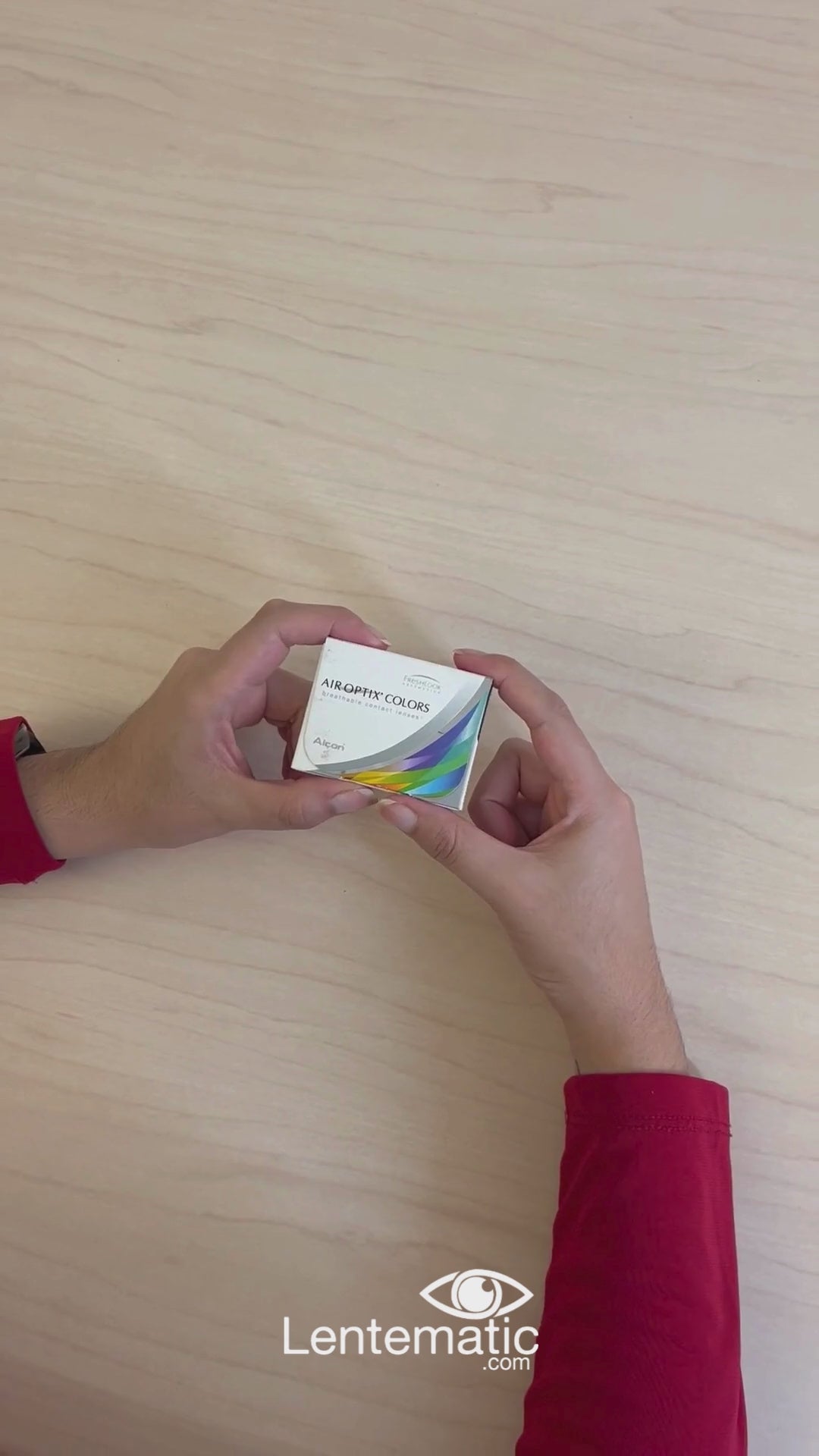 Lentes de contacto Air Optix Colors Neutros en mano, envío mensual, comodidad y salud ocular.