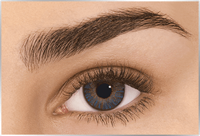 Lente de contacto FreshLook ONE-DAY en color azul, destacando la belleza natural del ojo.