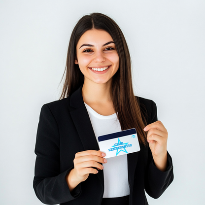 Mujer sonriente sosteniendo tarjeta de Club Lentematic, acceso a lentes de contacto y más beneficios.